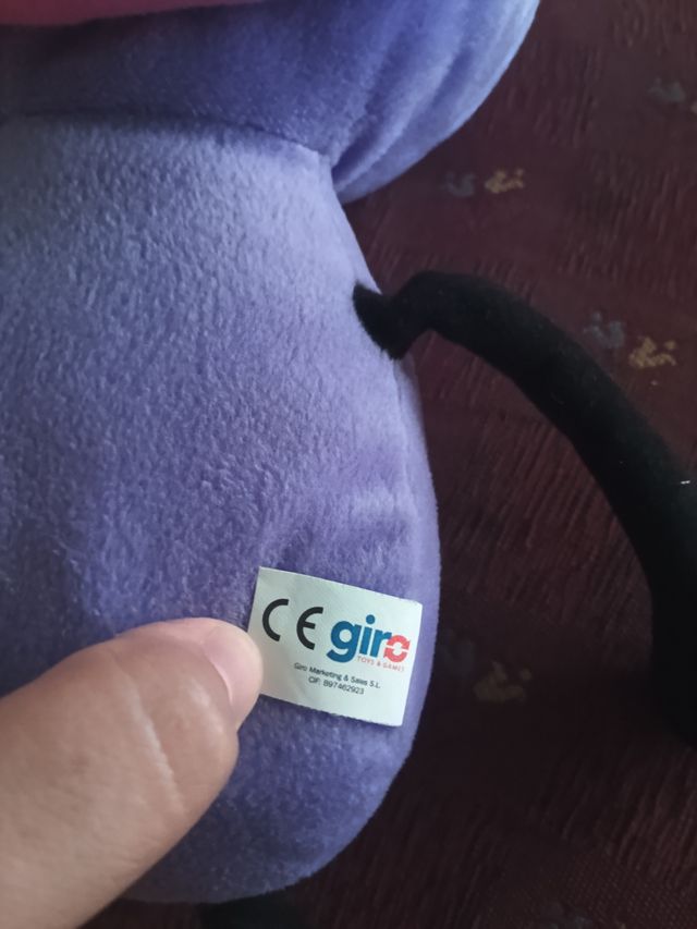 Peluche Trancas y Barrancas morado tiene voz