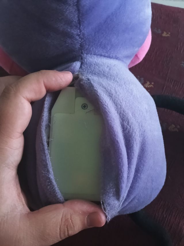 Peluche Trancas y Barrancas morado tiene voz