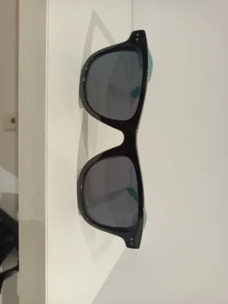 Gafas de sol negras y verdes