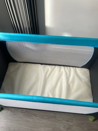 Cuna de viaje azul y blanca