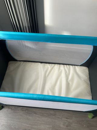 Cuna de viaje azul y blanca