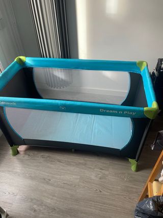 Cuna de viaje azul y blanca