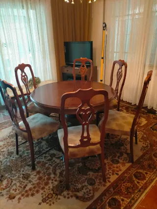 Mesa redonda de madera con 6 sillas