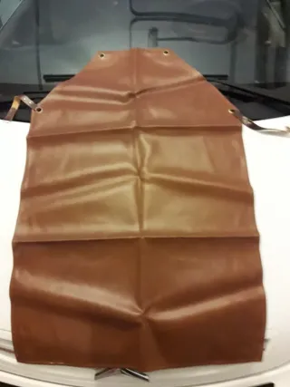 Mandil de polipiel marrón