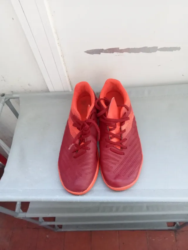 Zapatillas deportivas rojas y naranjas