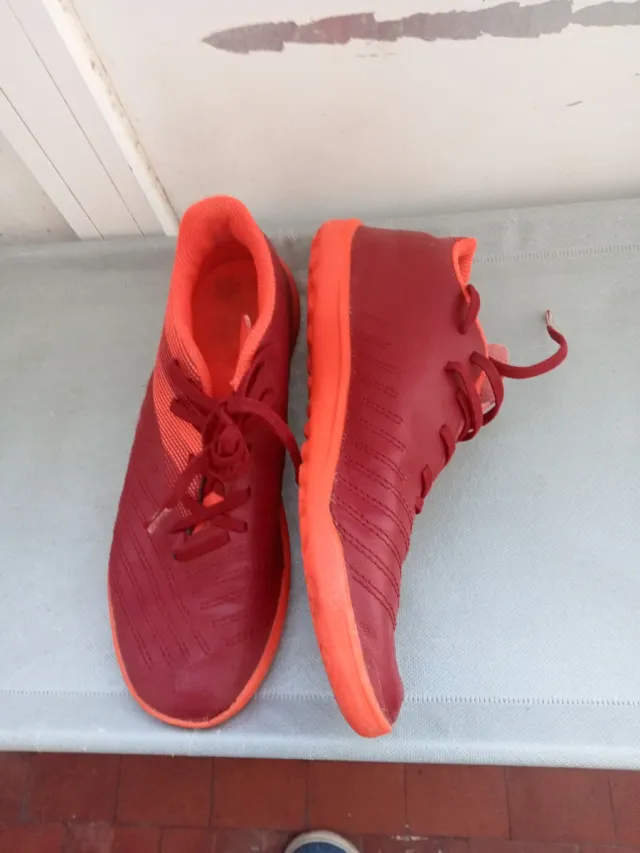 Zapatillas deportivas rojas y naranjas