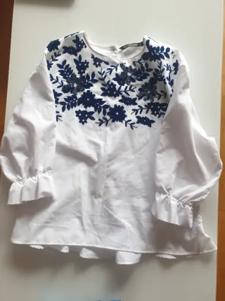 Blusa Zara bordada azul y blanca