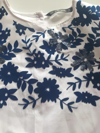 Blusa Zara bordada azul y blanca