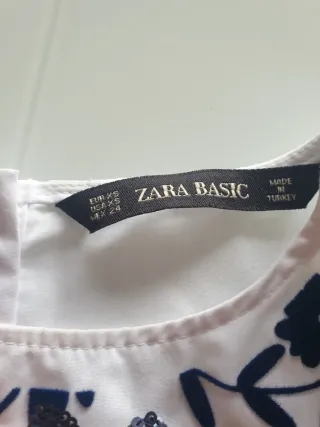 Blusa Zara bordada azul y blanca