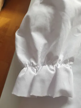 Blusa Zara bordada azul y blanca