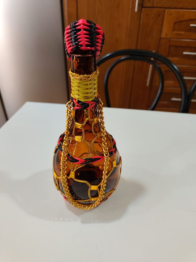 Botella decorada antigua