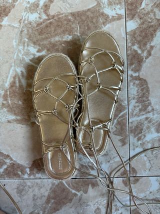 Sandalias doradas Bershka