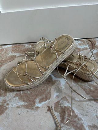 Sandalias doradas Bershka