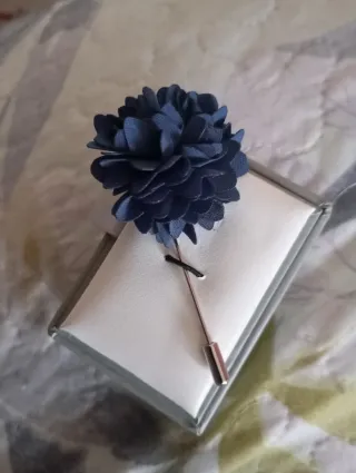 Flor de solapa azul y plateada