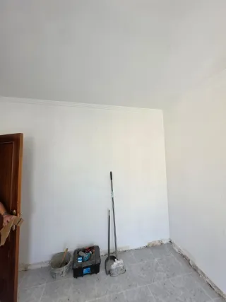 Se da lleso y se alisan paredes de gotelé