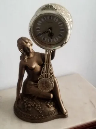 Reloj de péndulo con figura de mujer