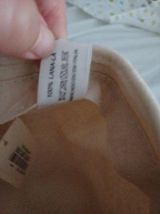 Gorro beige con cinta negra y hebilla