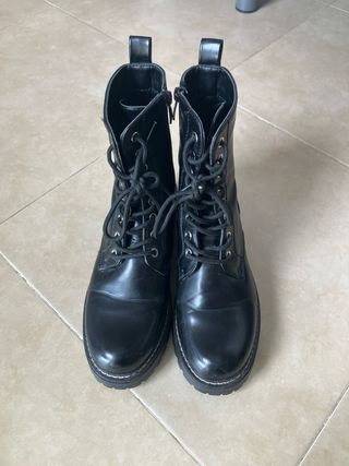 Botas negras con cordones. La marca no corresponde