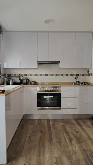 Muebles altos de cocina blancos.