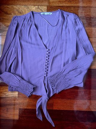 Blusa Zara morada con botones y lazada