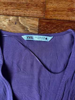 Blusa Zara morada con botones y lazada