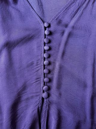 Blusa Zara morada con botones y lazada