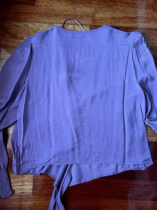 Blusa Zara morada con botones y lazada