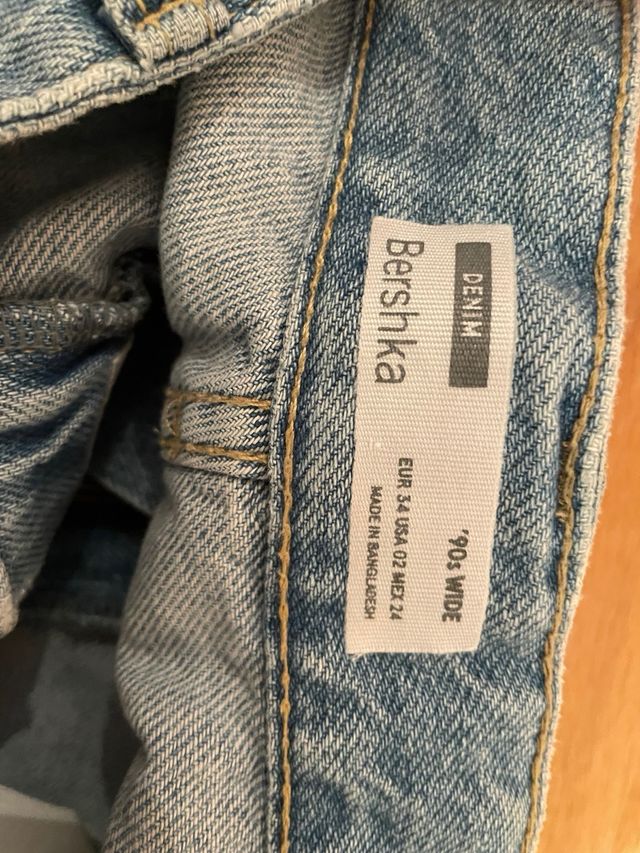 Pantalones vaqueros anchos rotos