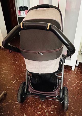 Carrito de bebé gris