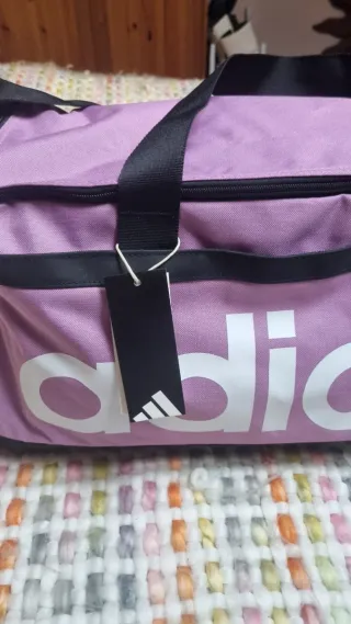 Bolsa deportiva Adidas morada y blanca