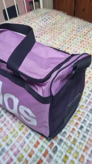 Bolsa deportiva Adidas morada y blanca