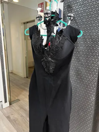 Vestido de fiesta negro con pedrería