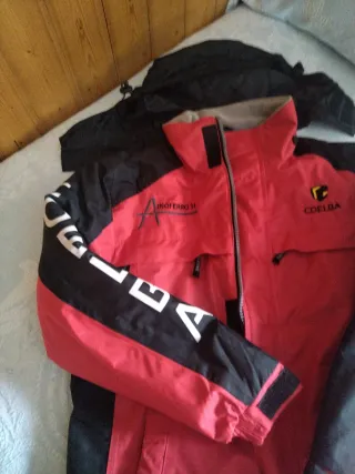 Chaqueta laboral roja y negra
