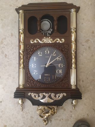 Reloj de pared de plástico. Color madera