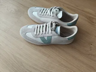 Zapatillas Victoria grises, blancas, verdes