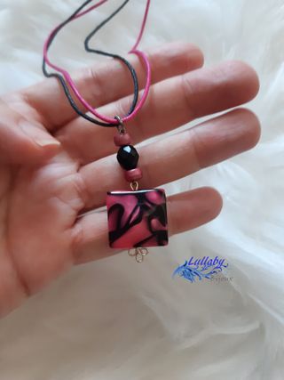 Colgante cuadrado rosa y negro