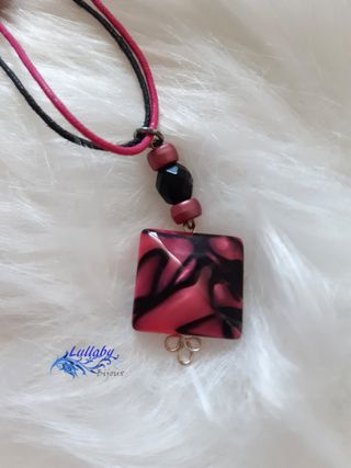 Colgante cuadrado rosa y negro