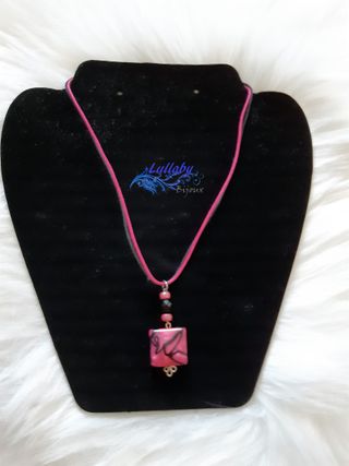 Colgante cuadrado rosa y negro