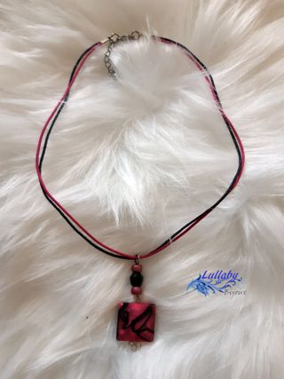 Colgante cuadrado rosa y negro