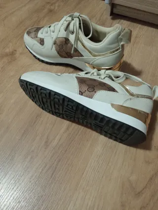 Zapatillas deportivas chica beige y oro