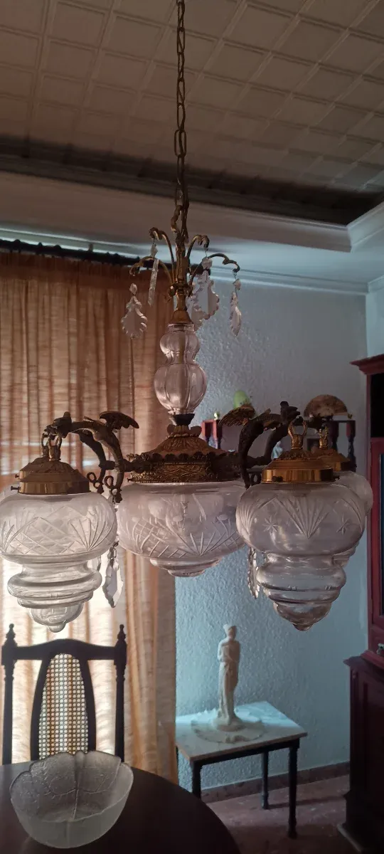 Lámpara de araña antigua de cristal