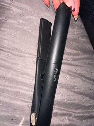 Plancha GHD Gold Negra con estuche térmico.