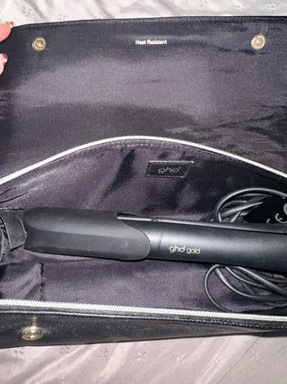 Plancha GHD Gold Negra con estuche térmico.