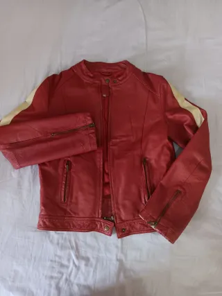 Chaqueta motera roja con rayas