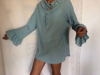 Blusa celeste manga larga con volantes