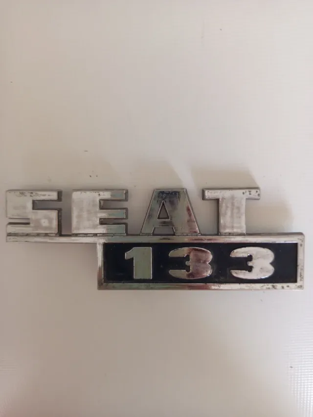 Emblema SEAT 133