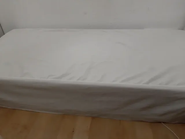 Base cama 90cm con colchón y cubrecama