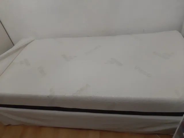 Base cama 90cm con colchón y cubrecama