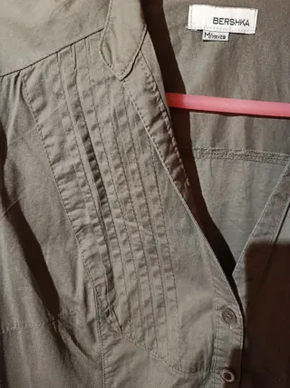 Camisa Bershka verde militar talla M