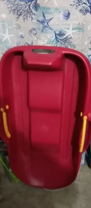 Trineo rojo con asas amarillas